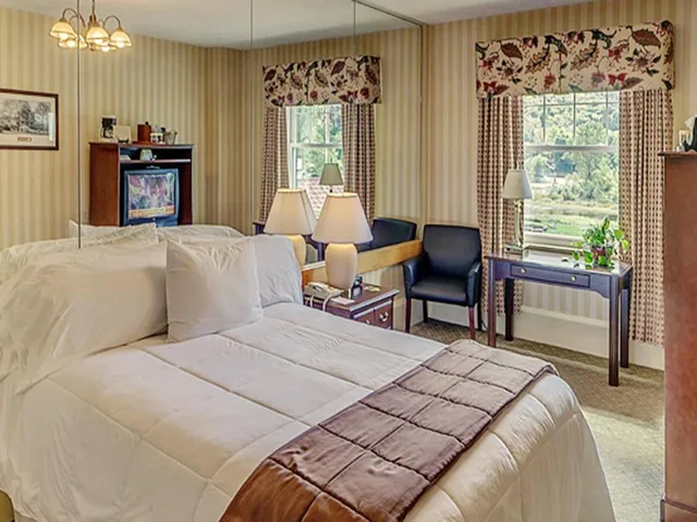 Room, King Bed, The Shawnee Inn And Golf Resort 1/9