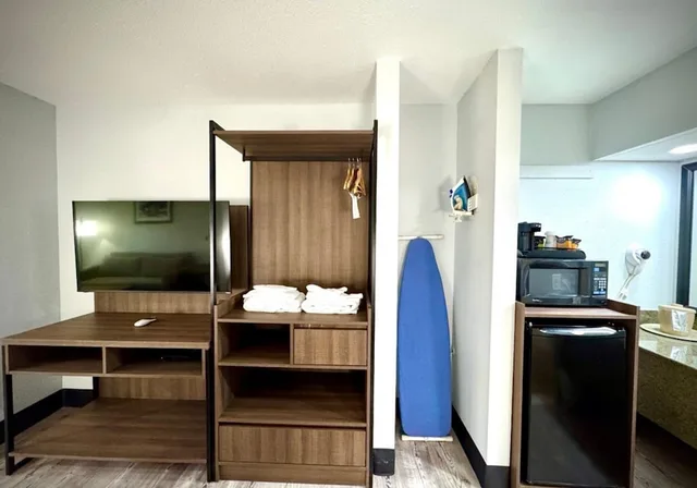 غرفة قياسية بسرير كينج مع أريكة، SureStay Plus by Best Western Cannon A.F.B. 7/7