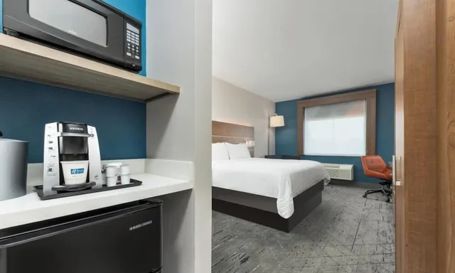 جناح بسرير كينج بمنطقة جلوس، Holiday Inn Express Hotel Suites Athens 7/7