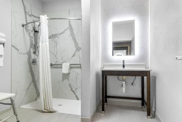 جناح بسرير كينج لذوي الإعاقة، Comfort Suites Mount Vernon 8/8