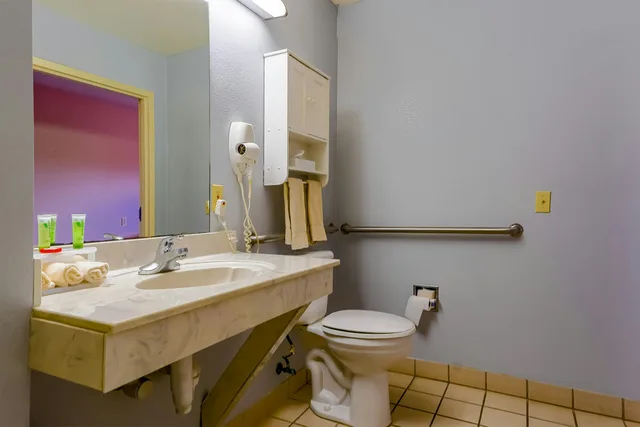 غرفة بريميوم بسرير كينج، Oyo Hotel Yoakum West 8/9
