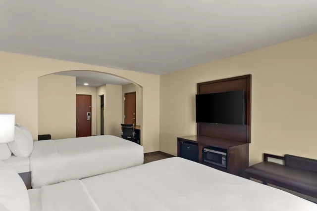 Suite, 2 Queen Beds, Comfort Inn and Suites Atoka 1/4