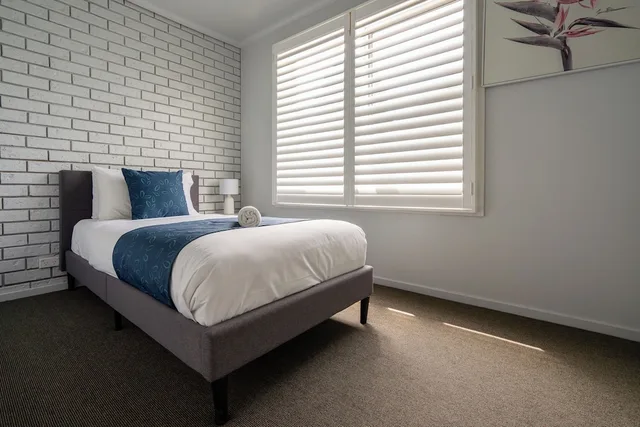 Junior, Apartment, 1 Single and 2 Queen Beds، Tudor Motor Inn 2/3