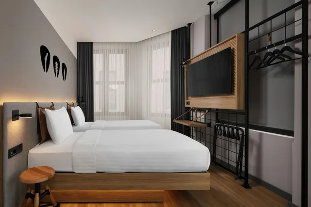 Moxy, Twin Beds, Atrium View, Moxy Istanbul Beyoglu 1/4