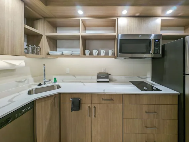 غرفة بسرير كينج مع أريكة بمطبخ، Homewood Suites by Hilton Oklahoma City Airport 5/10