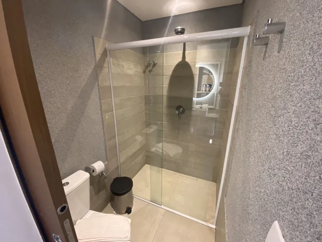 جناح بريميير بفراش فوتون وسريرين منفصلين وسرير كينج وسرير فردي بشرفة مع أريكة، Hot Beach Suites 5/7