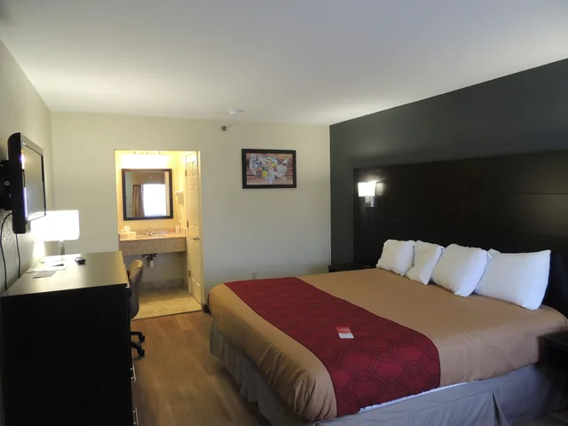 Standard, King Bed, Econo Lodge Freeport - Brunswick Area 3/10