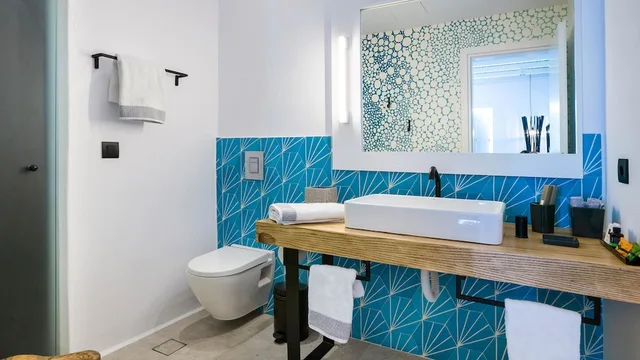 غرفة ديلوكس بسرير مزدوج بإطلالة على المسبح بشرفة، LYO Boutique Hotel 7/9