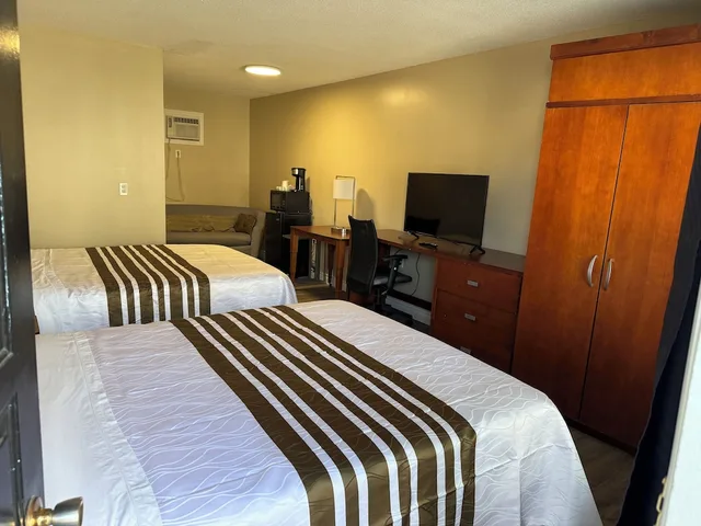 Comfort, 2 Queen Beds, Balcony, Princess Motel 2/3