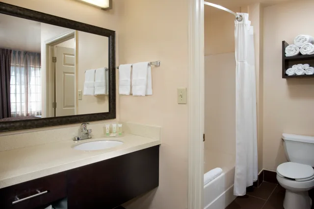 جناح بسرير كينج بغرفة نوم واحدة، Staybridge Suites Myrtle Beach West 1/1