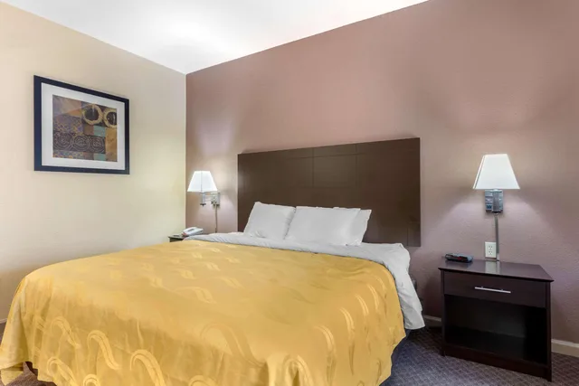غرفة بزنس بسرير كينج، Quality Inn West Memphis 1/2