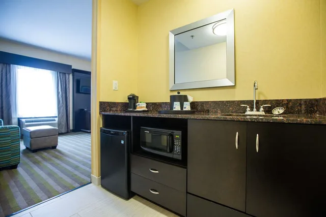 Studio, Suite, 2 Queen Beds, Hampton Inn And Suites Toledo Westgate 4/4