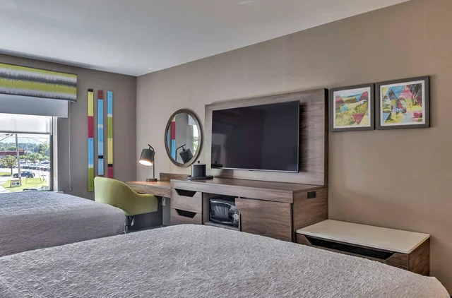 غرفة بسريرين كوين بحوض استحمام لذوي الإعاقة، Hampton Inn and Suites Keene 2/2