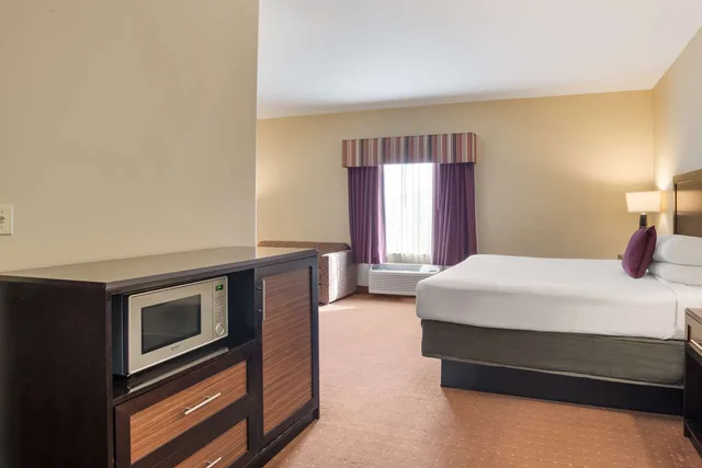 غرفة بسرير كينج مع أريكة، Knights Inn Bunkie 2/4