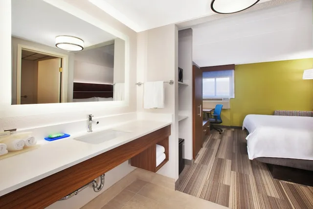 غرفة قياسية بسرير كينج، Holiday Inn Express Fairfax - Arlington Boulevard 7/10