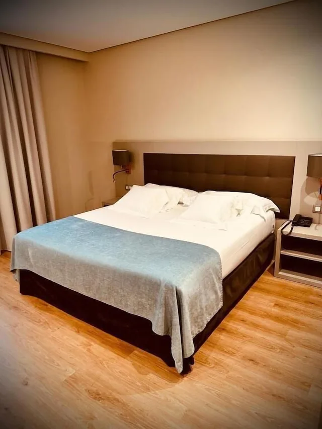 Superior, Queen Bed, Carlton Rioja 1/1