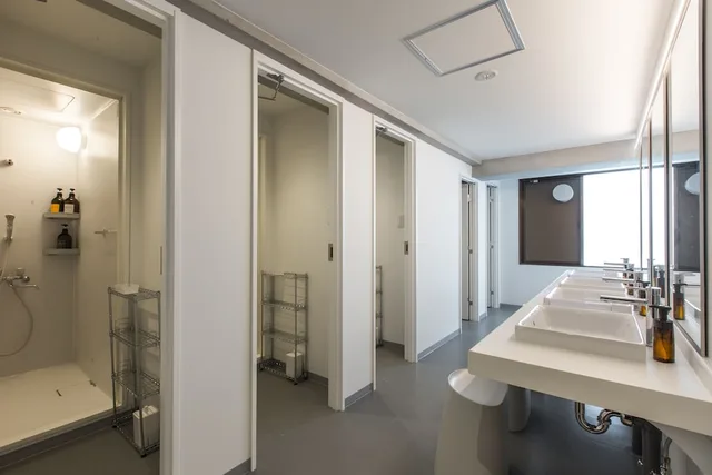 غرفة بسرير بطابقين وسريرين بحمام مشترك، Unplan Shinjuku Hostel 4/4