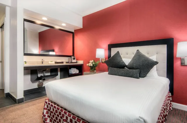 غرفة قياسية بسرير كوين، Aggie Inn, an Ascend Collection Hotel 1/5