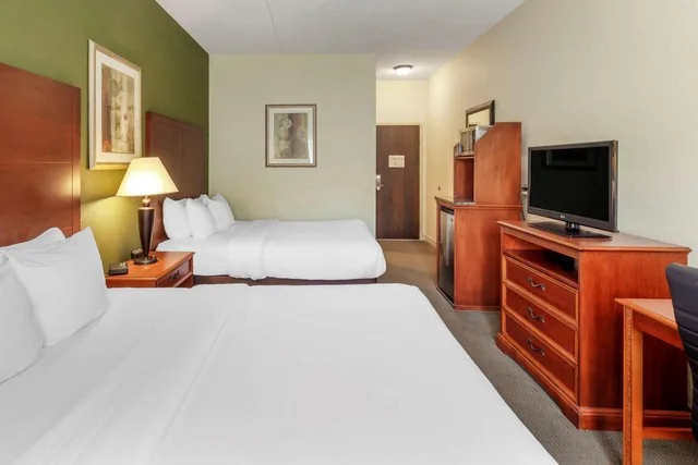 غرفة بزنس بسرير كينج وسريرين كوين، Comfort Inn & Suites Thousand Islands Harbour District 3/9