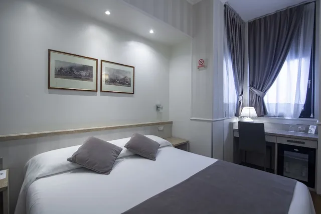 غرفة قياسية بسرير مزدوج أو سريرين منفصلين، Flora Hotel Milan 4/10