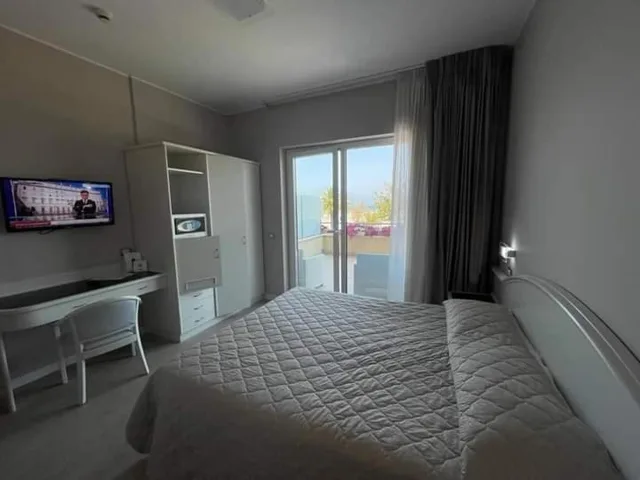 غرفة ديلوكس بسرير مزدوج بإطلالة على البحر بشرفة، Hotel Maja 1/3