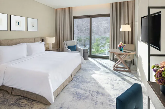 غرفة ديلوكس بسرير كينج بإطلالة على المسبح، Address Beach Resort Fujairah 1/3