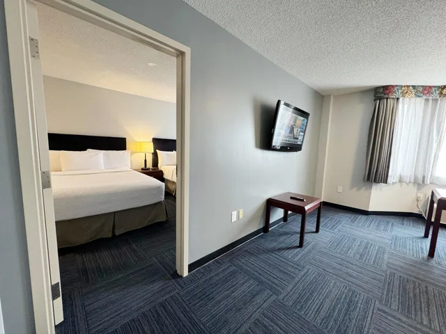 جناح عائلي، Divya Sutra Plaza and Conference Centre Calgary Airport 6/10