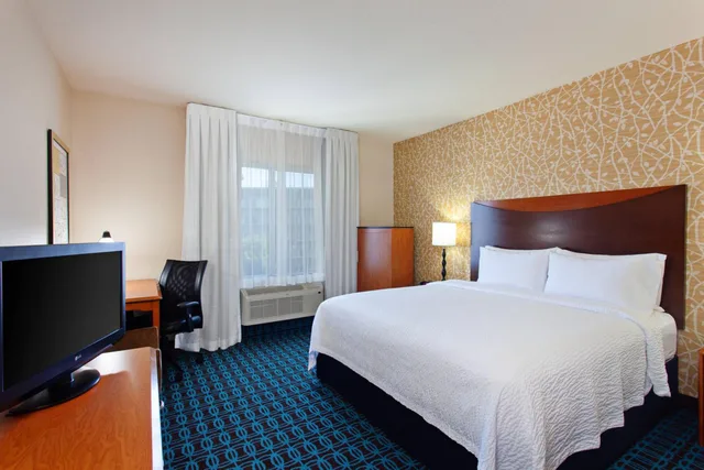 Room, King Bed, Bathtub, Accessible, Fairfield Inn Suites Los Angeles West Covina 1/4