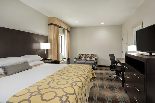 غرفة بسرير كينج لذوي الإعاقة، Baymont by Wyndham Bryan College Station 2/7