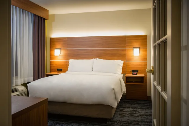 جناح بسرير كينج بغرفة نوم واحدة، Holiday Inn Express Hotel & Suites Wausau 1/1