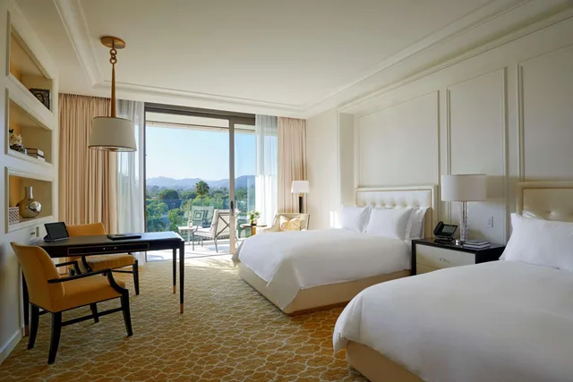 غرفة ديلوكس بسريرين كوين بحوض استحمام لذوي الإعاقة، Waldorf Astoria Beverly Hills 1/4