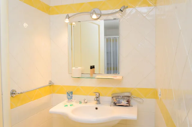 Room, Queen Bed, Sea View, Albergo Villa Giusto 2/4