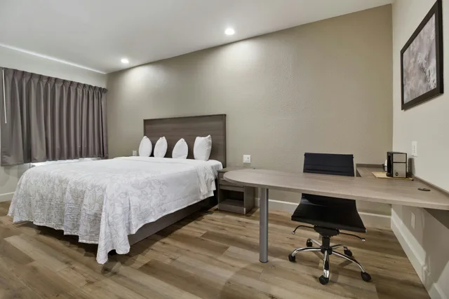 غرفة سوبيريور بسرير كينج بإطلالة على البحر، Red Roof PLUS Galveston Beachfront 2/4