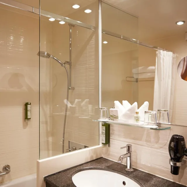 جناح جونيور، Hotel Adler Zurich 5/5