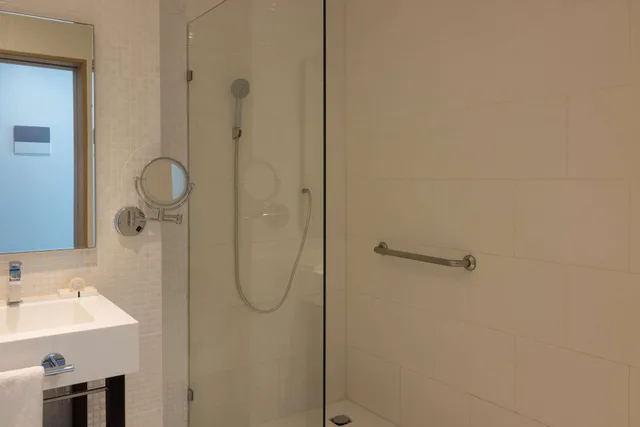 جناح بسرير كوين بغرفة نوم واحدة مع أريكة بمنطقة جلوس، DoubleTree by Hilton Mazatlan 3/4