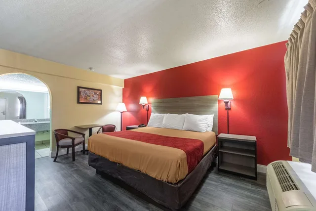 غرفة بسرير كوين للمدخنين، Econo Lodge San Marcos University Area 1/3
