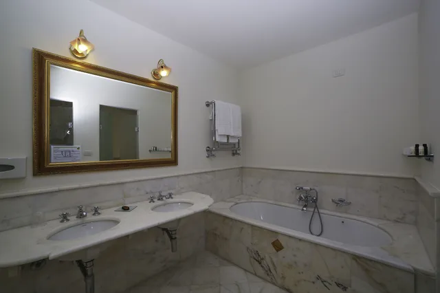 غرفة ديلوكس بسرير كوين بإطلالة على البحر بشرفة، Hotel Villa Fraulo 5/5