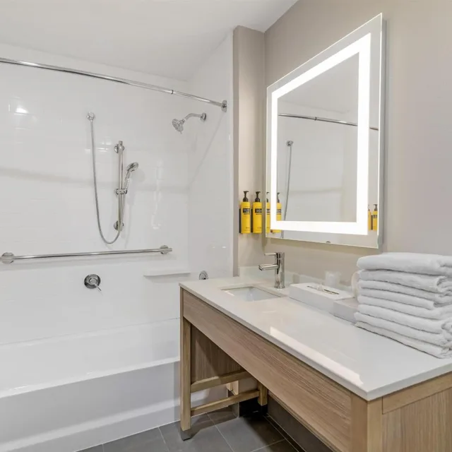 جناح بسريرين كوين بحوض استحمام لذوي الإعاقة، Best Western Plus The Inn At Hampton 4/5