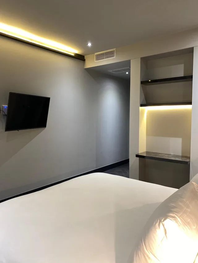 غرفة قياسية كبيرة بسرير مزدوج بشرفة بإطلالة، G Hotel 3/8
