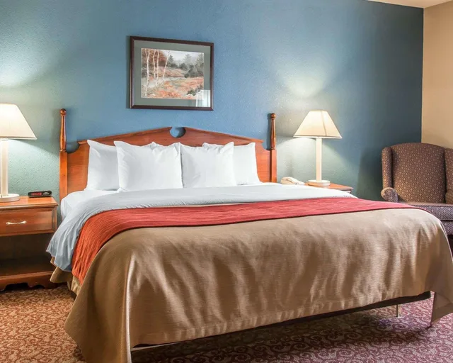 جناح مع أريكة، Quality Inn Upper Sandusky OH 2/6