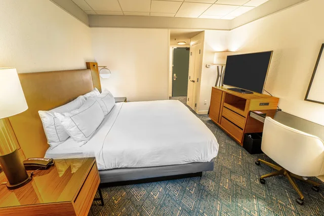 جناح بسرير كينج بشرفة لذوي الإعاقة، Doubletree By Hilton Tampa Rocky Point Waterfront 4/7