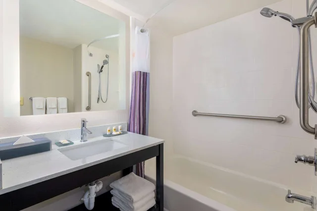 غرفة بسريرين كوين لذوي الإعاقة، La Quinta Inn and Suites by Wyndham Kennesaw 8/10