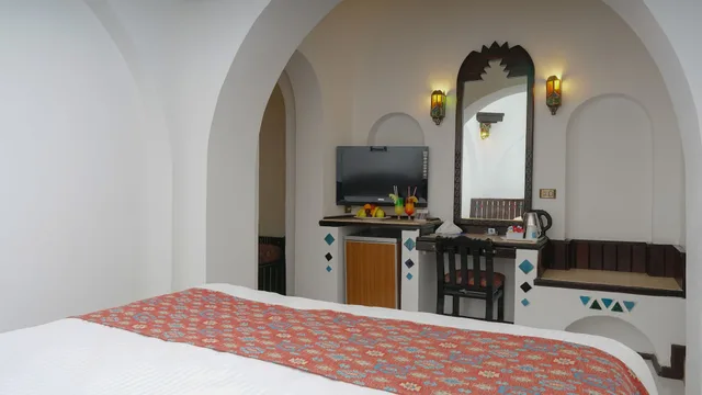 غرفة قياسية بسرير كينج بإطلالة على الحديقة، Arabella Azur Resort 1/3