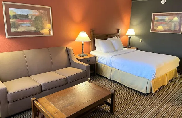 غرفة قياسية مفردة بسرير كوين مع أريكة، Crossroads Hotel & Event Center 2/10