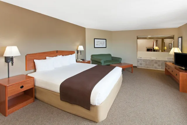 1 Bedroom, Suite, King Bed, Americinn By Wyndham Greenville 2/4