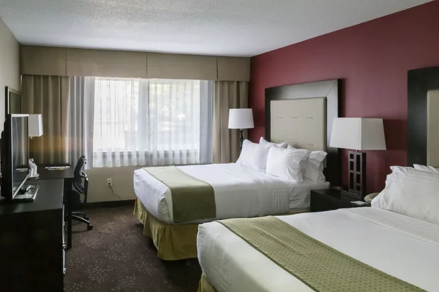 غرفة قياسية بسريرين كوين، Holiday Inn Express Big Rapids, an IHG Hotel 1/4