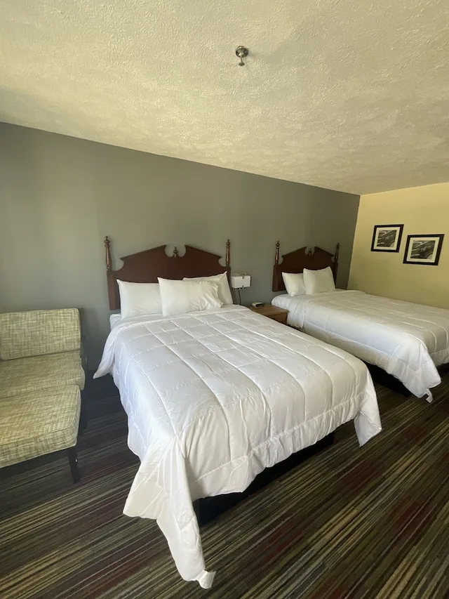 Senior, 2 Queen Beds, Peachtree Inn 1/2