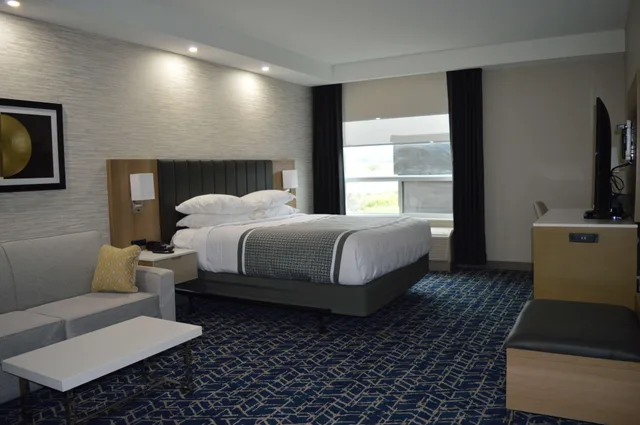 Mini, King Bed, Sofa, Bathtub, Accessible، Best Western Premier Route 97 Vernon 3/5