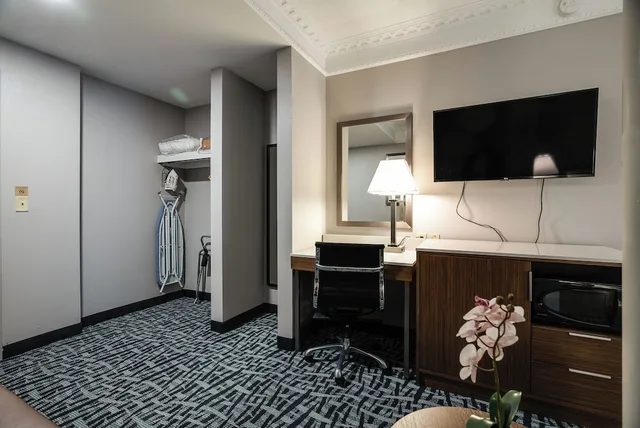 جناح فاخر بسرير كينج بحوض جاكوزي، Monte Carlo Inn Toronto West Suites 9/10
