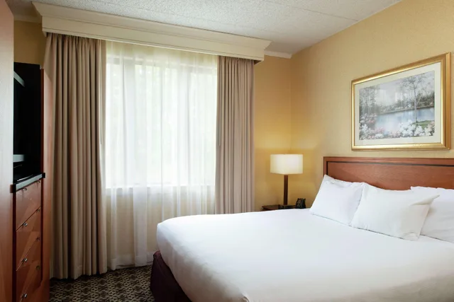 Pool, Suite, King Bed, Courtyard View، DoubleTree Suites by Hilton Hotel Mt. Laurel 1/1